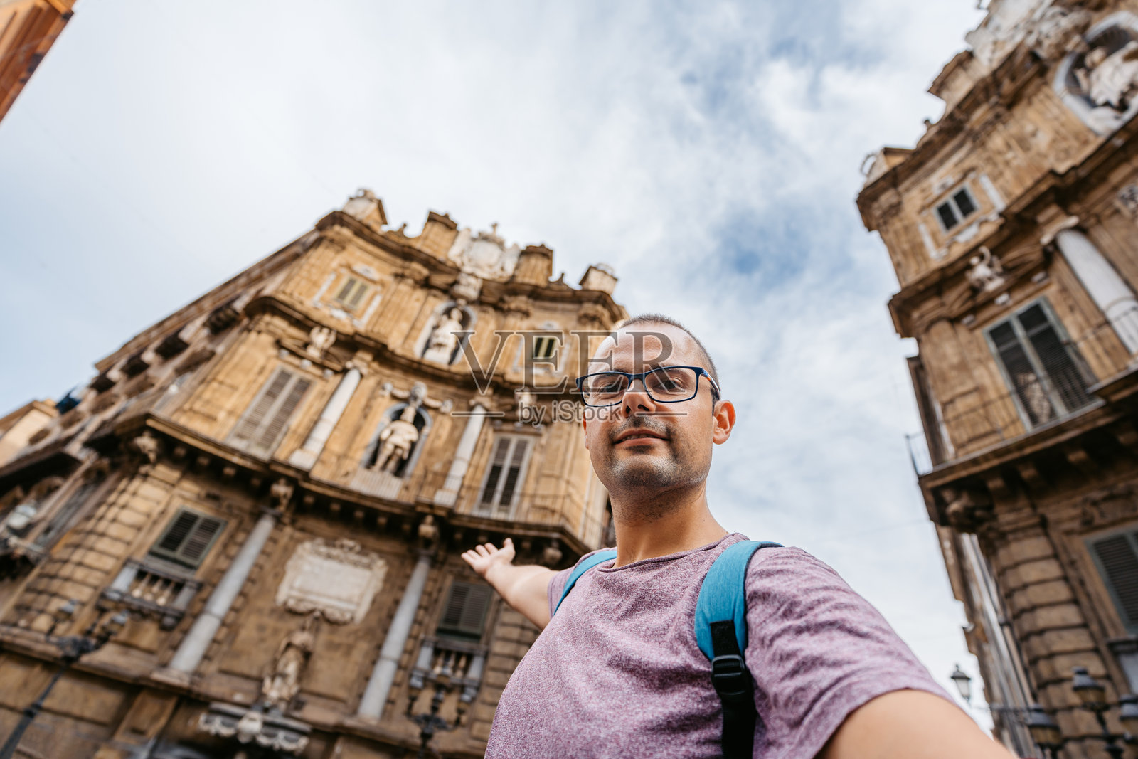 中年男子在西西里岛巴勒莫的四角广场自拍照片摄影图片