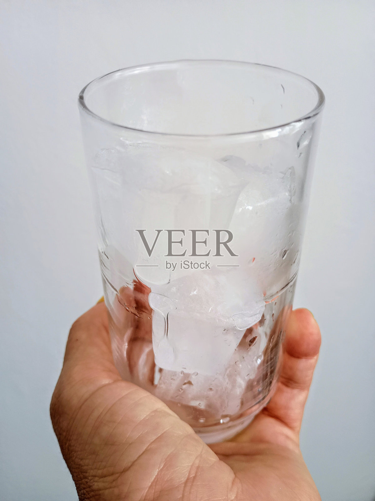 玻璃杯中的冰块照片摄影图片