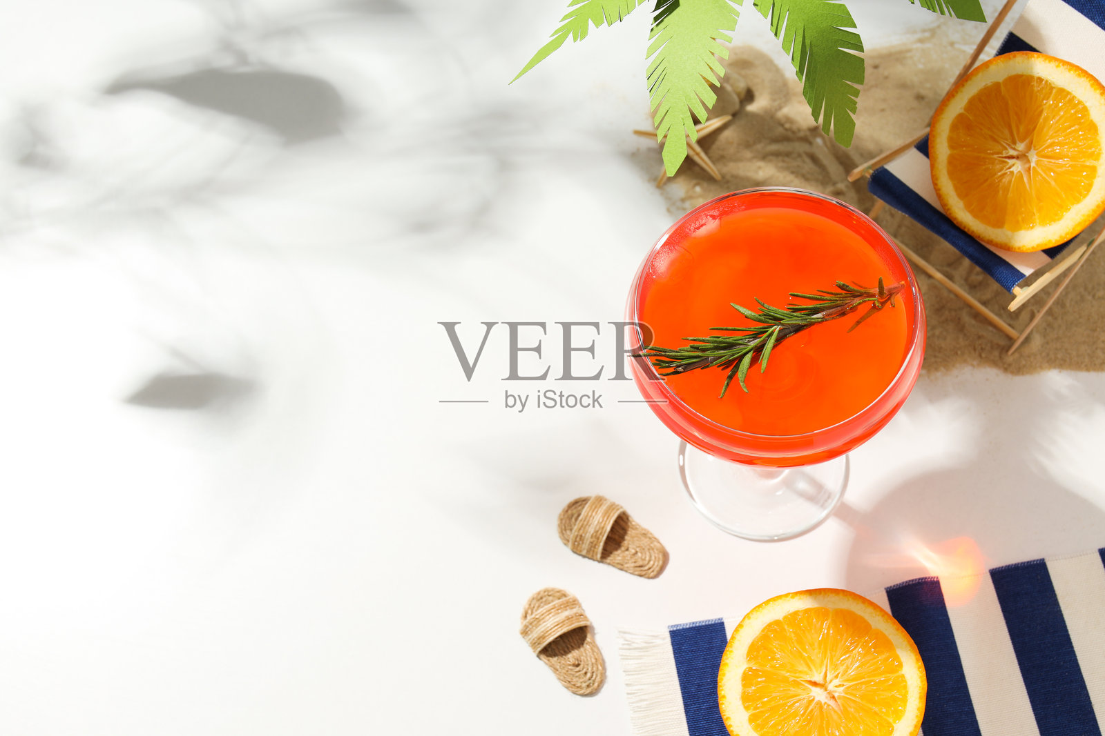 清爽的夏季饮品,带来夏日氛围的概念照片摄影图片