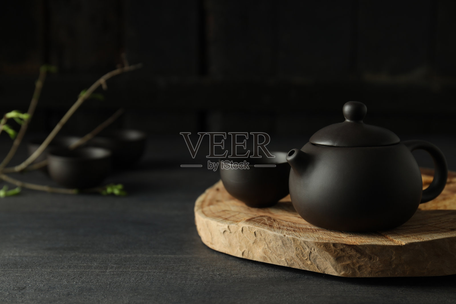 亚洲茶的概念,背景为黑色植物。照片摄影图片