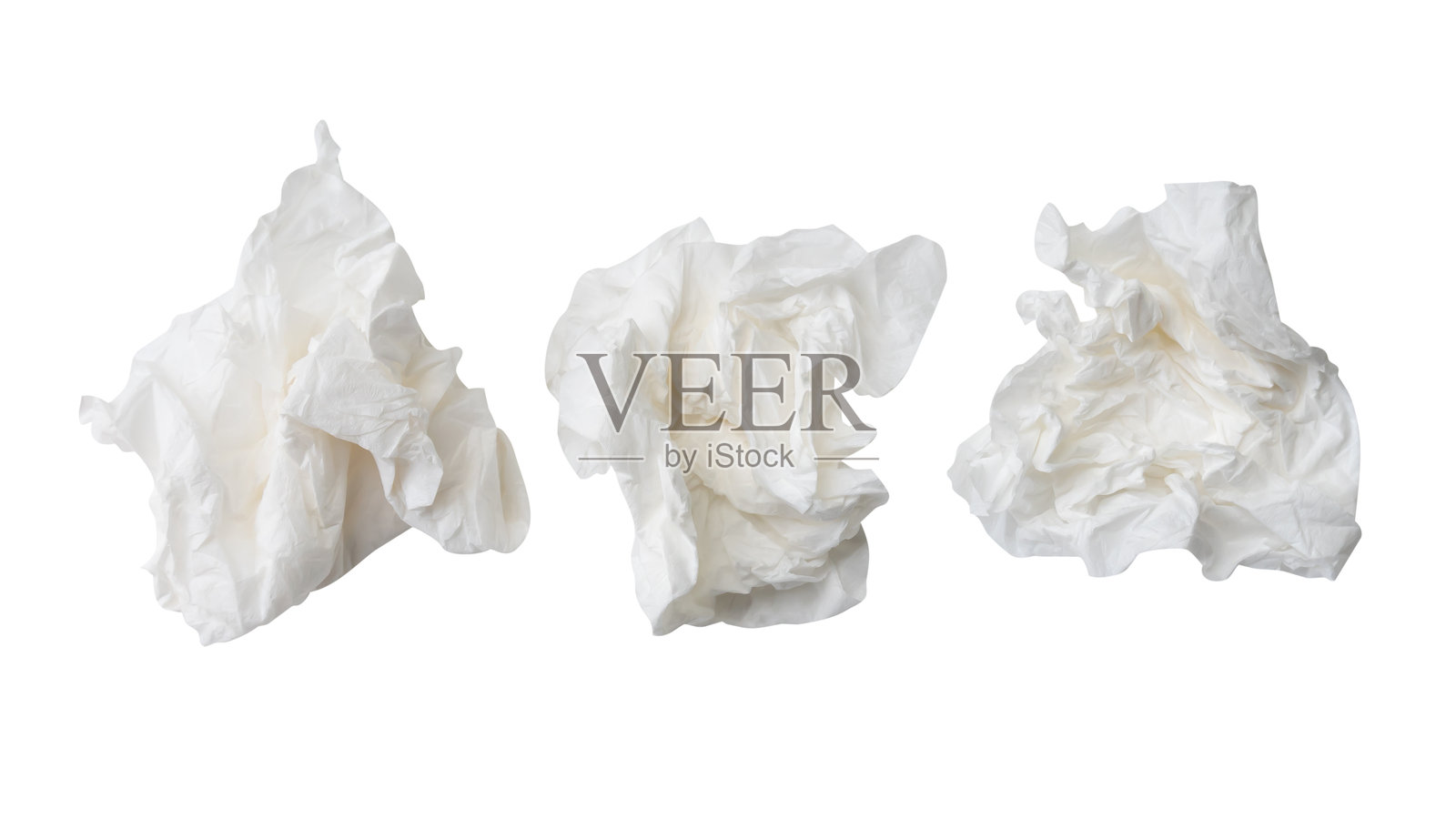 白色纸巾球的俯视图,呈现出扭曲或皱褶的状态,孤立在白色背景上,带有抠图路径。照片摄影图片