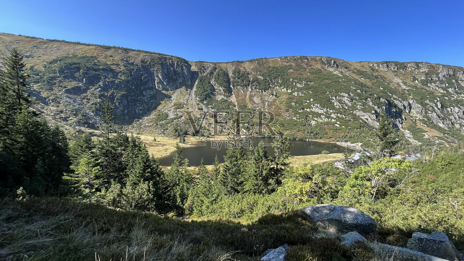 克尔科诺谢山脉的山景全景,早秋时节被山脉环绕的冰川湖泊。波兰。照片摄影图片