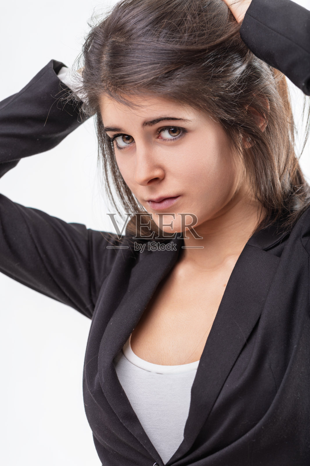 年轻女商人用沉思的表情整理头发照片摄影图片