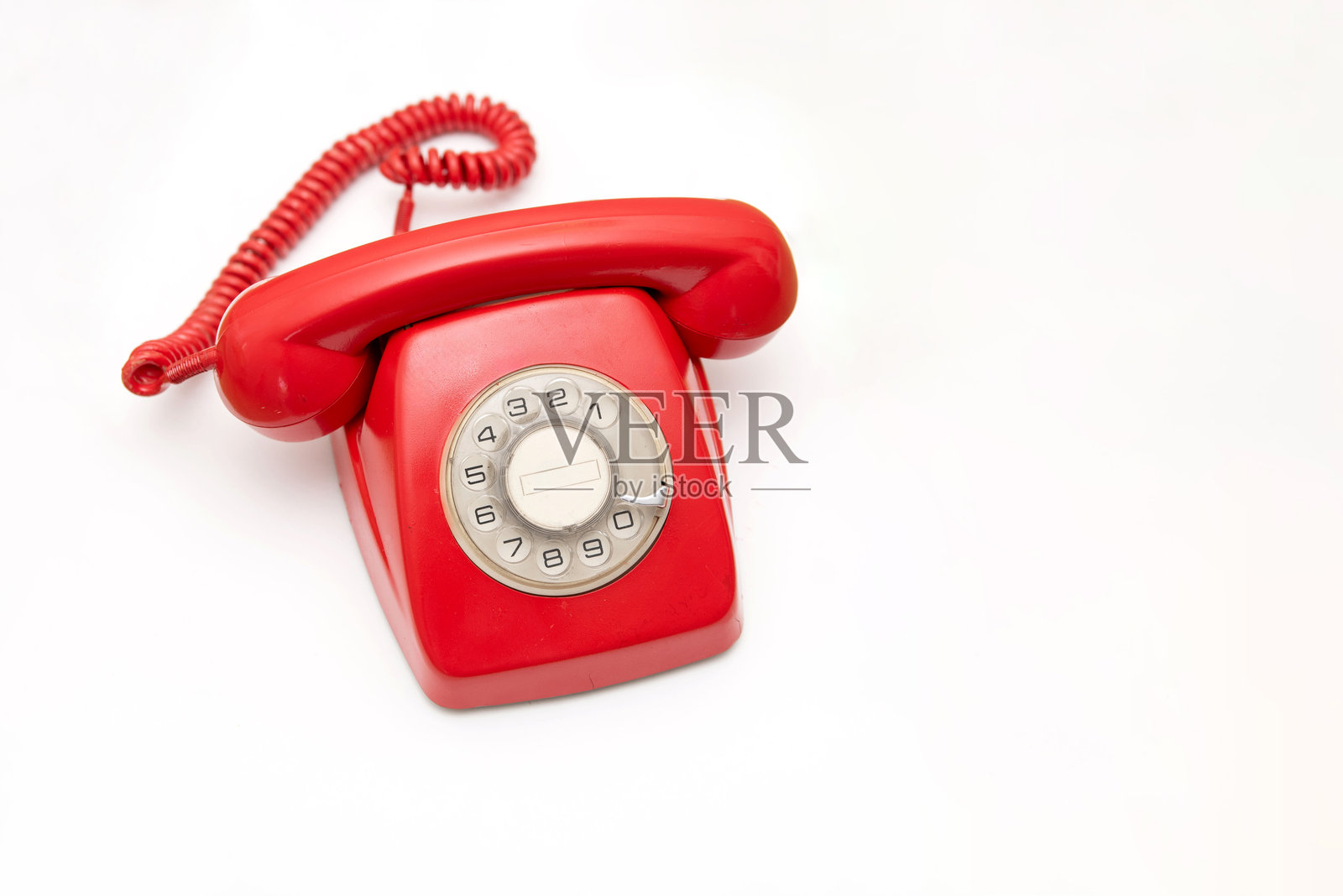 复古红色旋转电话放在白色背景上,留有空白空间照片摄影图片