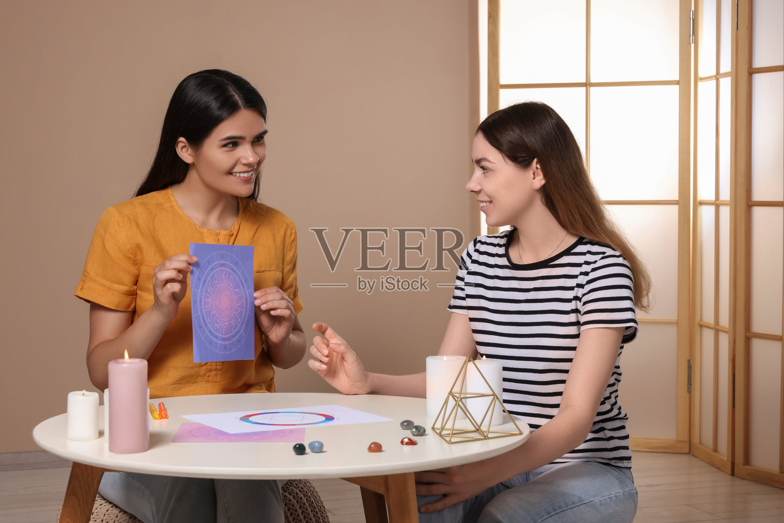 占星师在室内的餐桌上向客户展示星座照片摄影图片