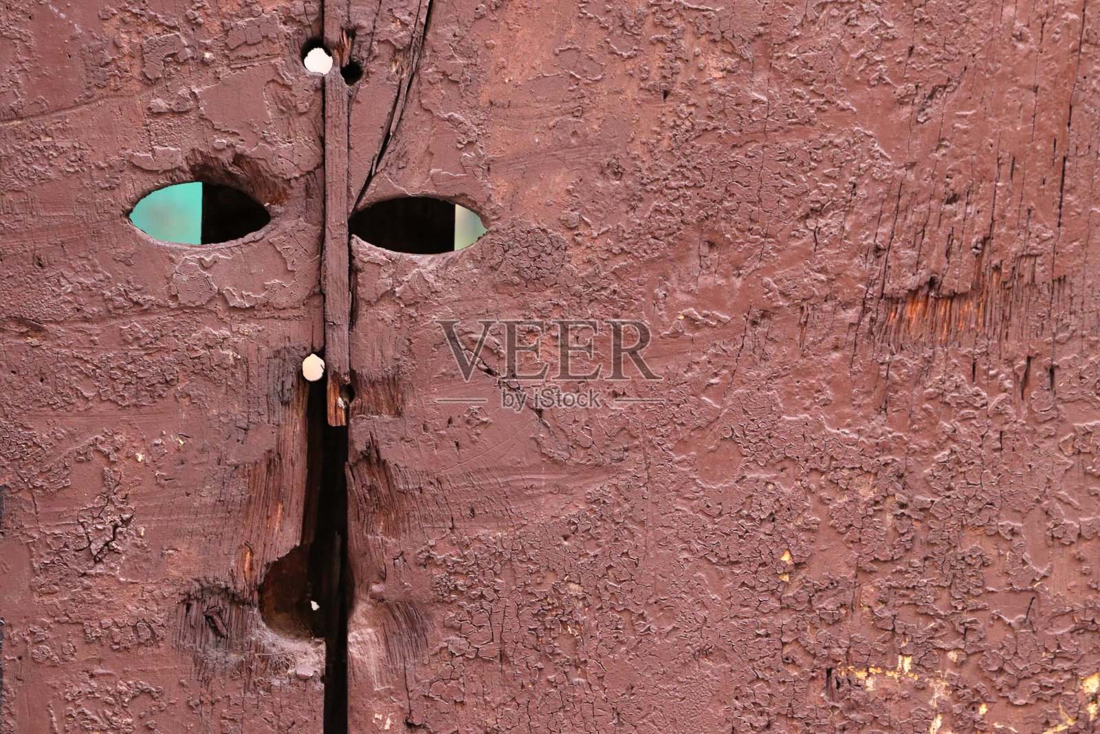 狰狞的铁门照片摄影图片