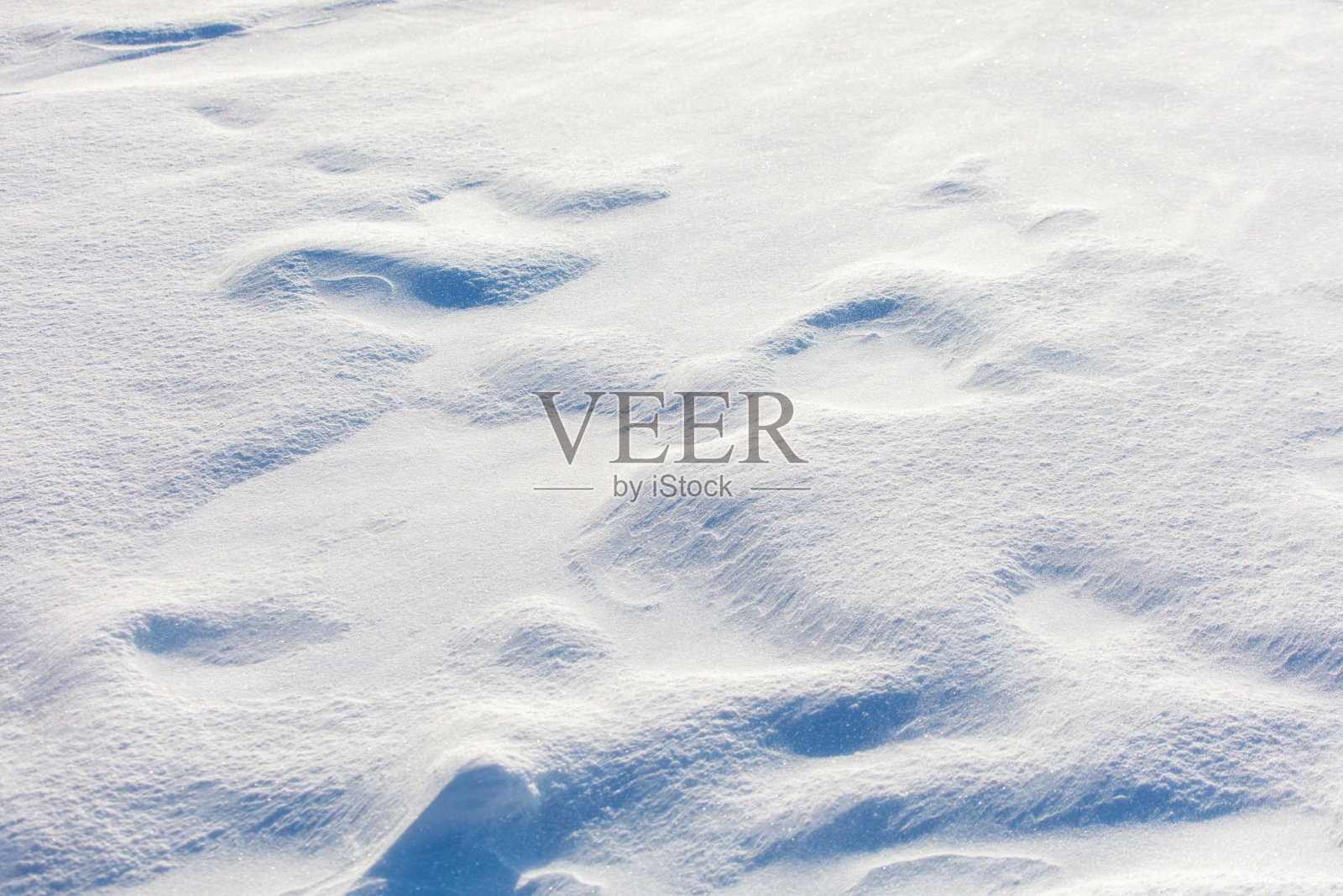 雪是白色的,地面上覆盖着雪。照片摄影图片