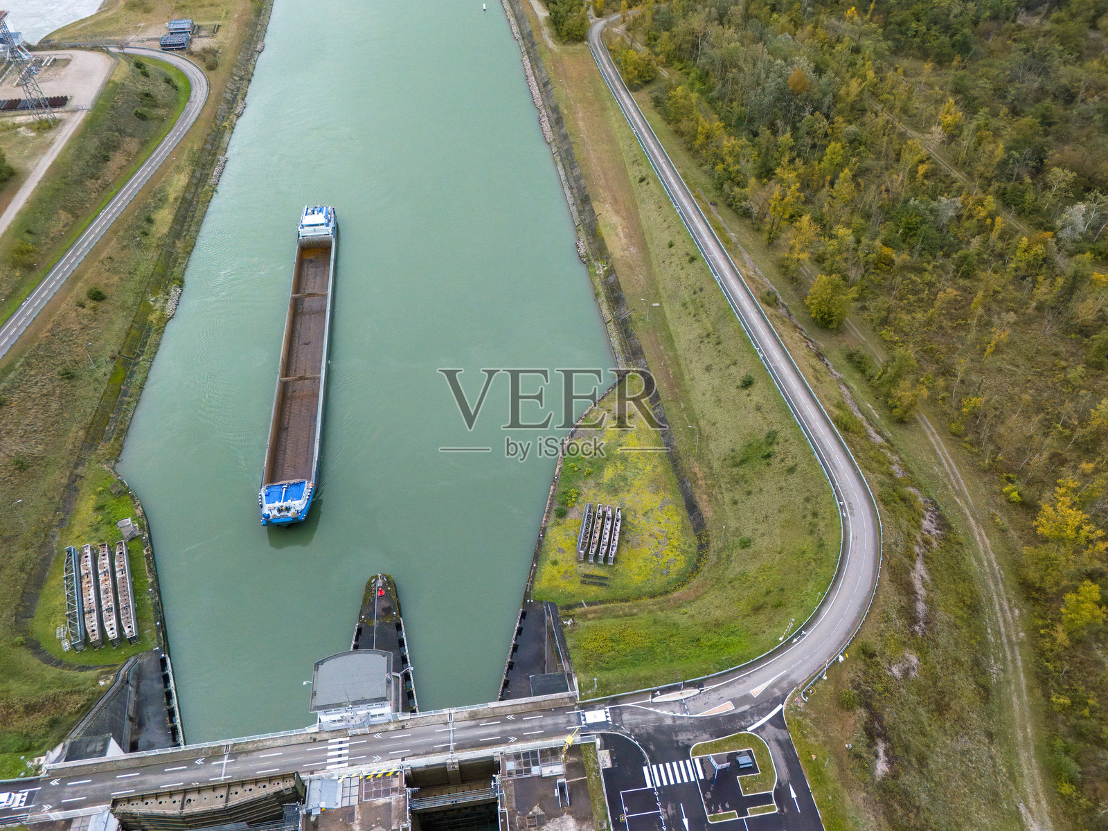 货船驶出运河的船闸照片摄影图片