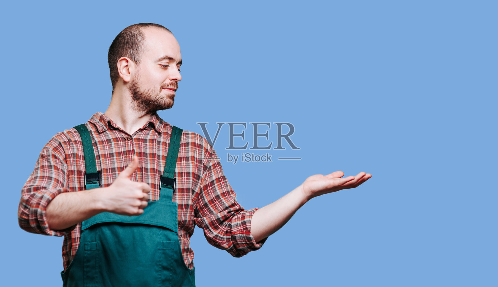 这个又高兴又满足的男人伸出手竖起大拇指,照片摄影图片