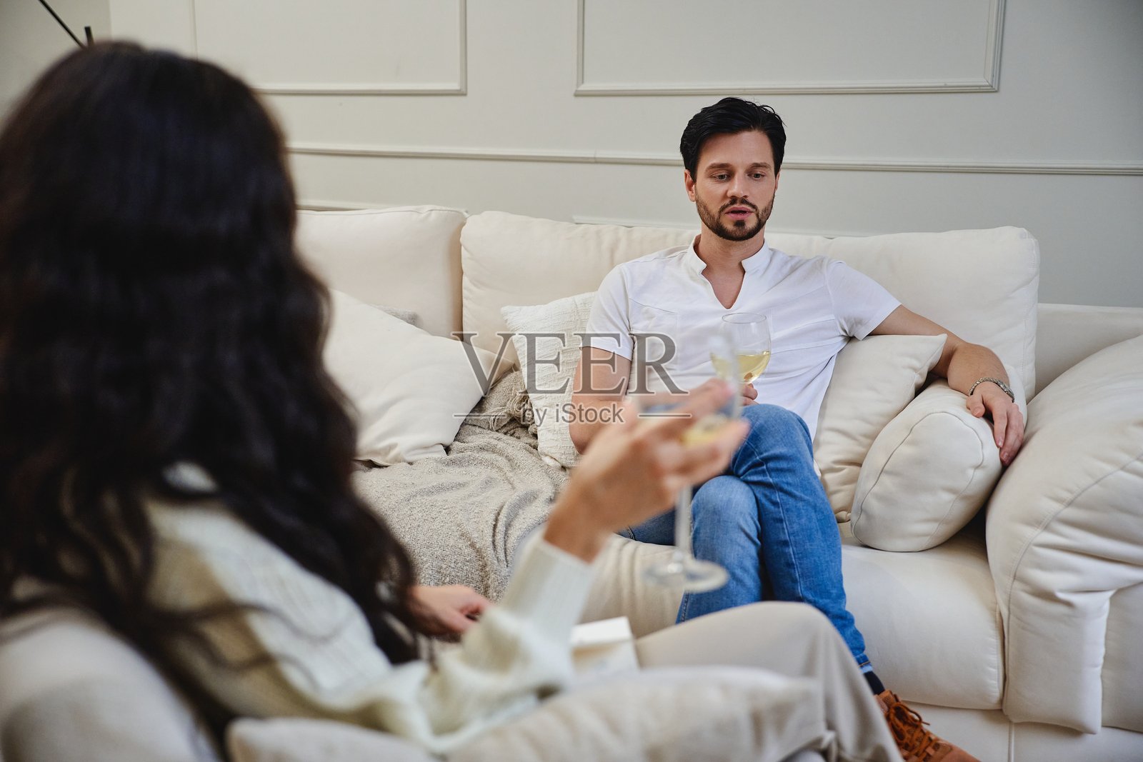 一对情侣在舒适的客厅里享受轻松的鸡尾酒晚会照片摄影图片