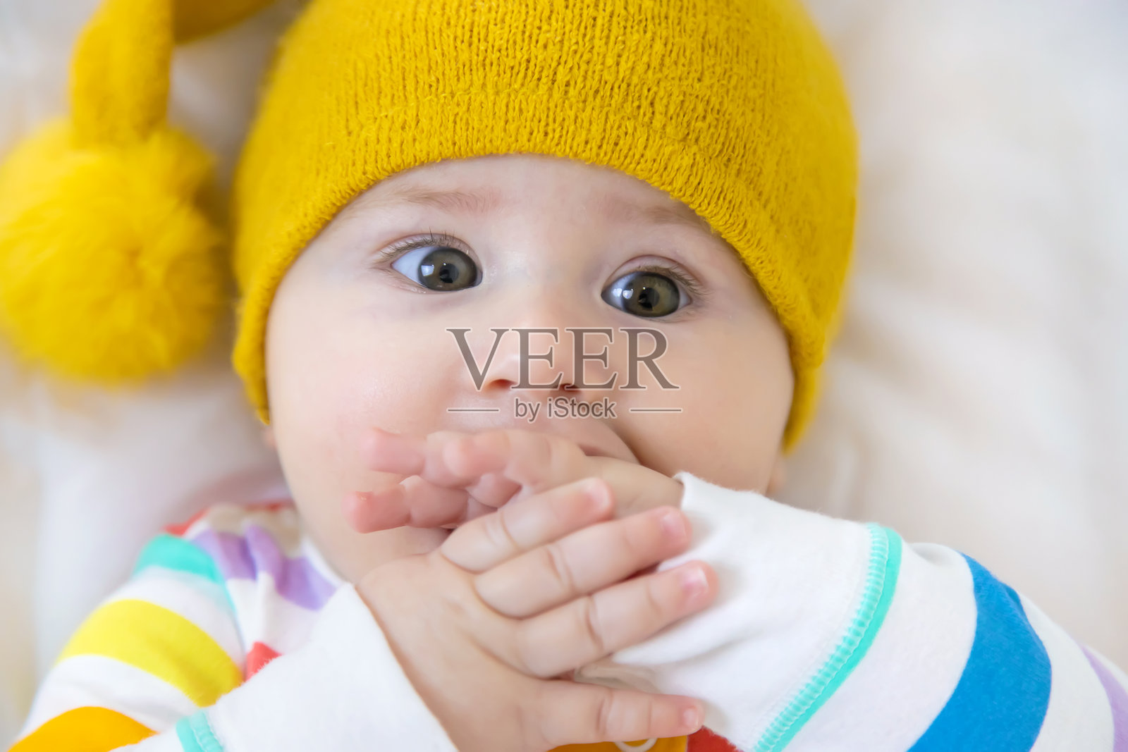 可爱女孩在家里的特写照片摄影图片