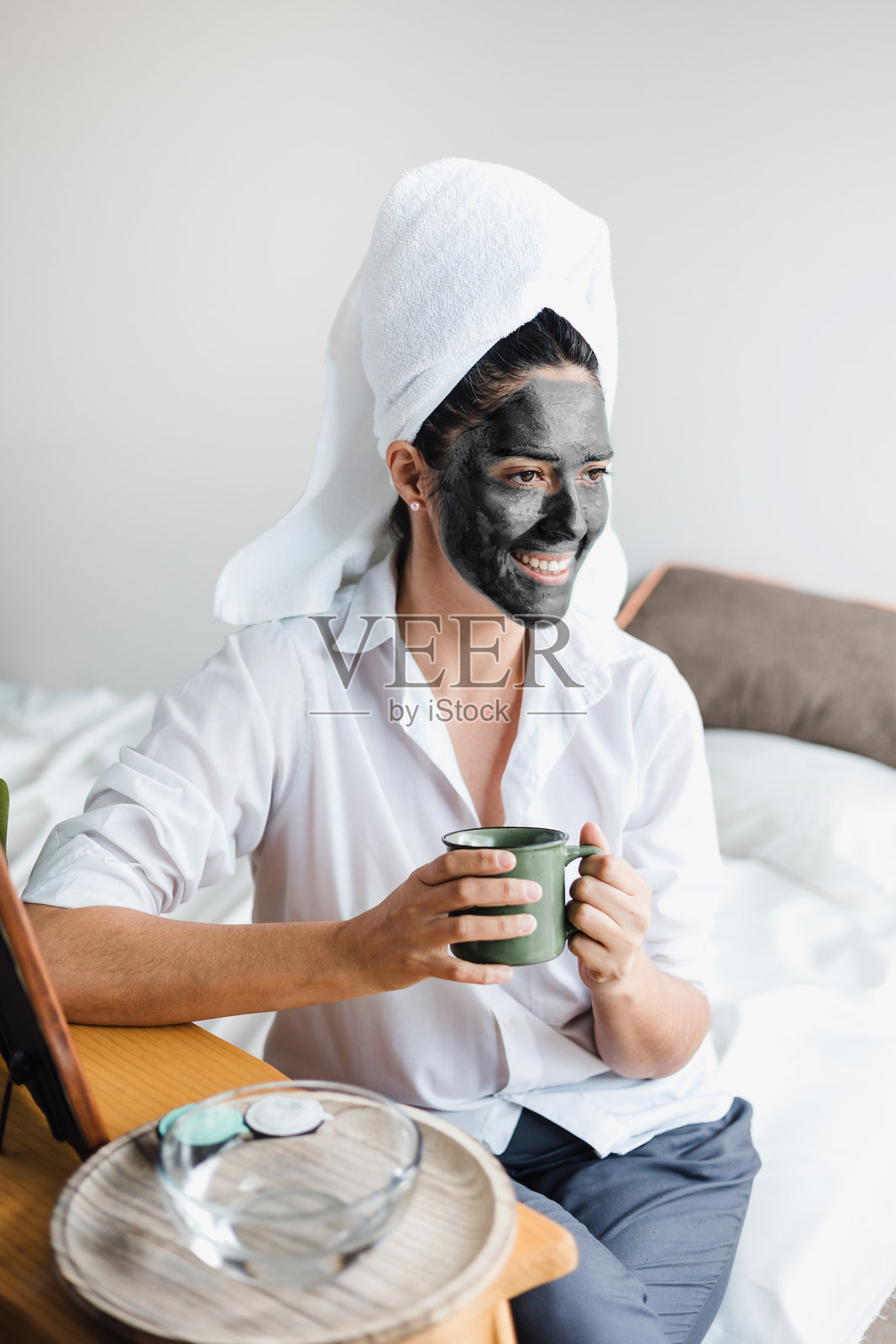 墨西哥拉丁美洲的拉丁女性在家中涂抹面膜进行去角质护理。照片摄影图片