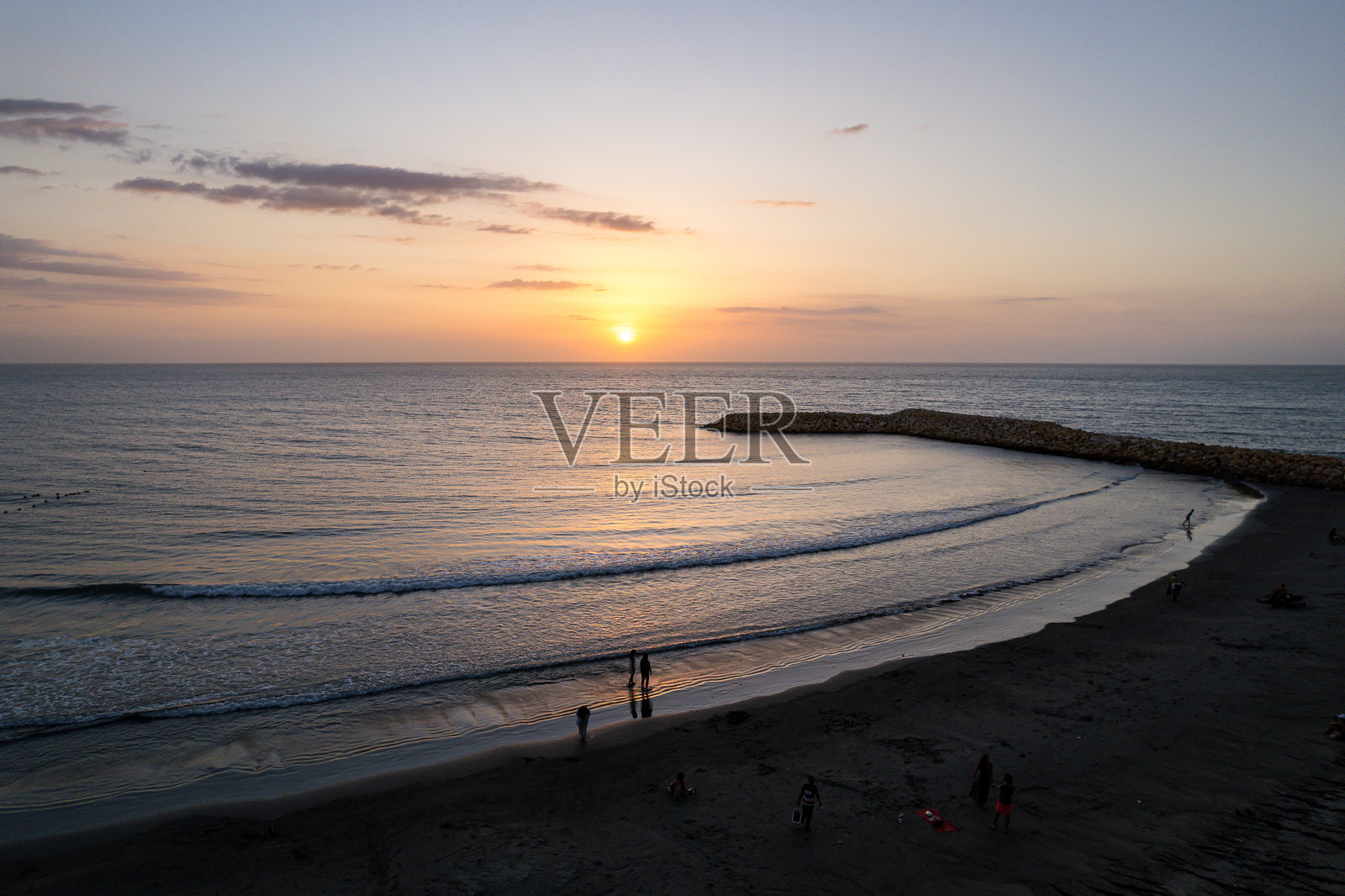 美丽的空中视角,展示了哥伦比亚卡塔赫纳的博卡格兰德酒店区,这里以长长的沙滩和棕榈树环绕的海滨步道而闻名。照片摄影图片