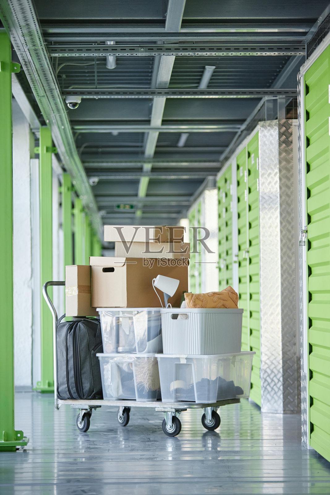 装有个人物品的手推车在仓库自助存储单元前准备装载照片摄影图片