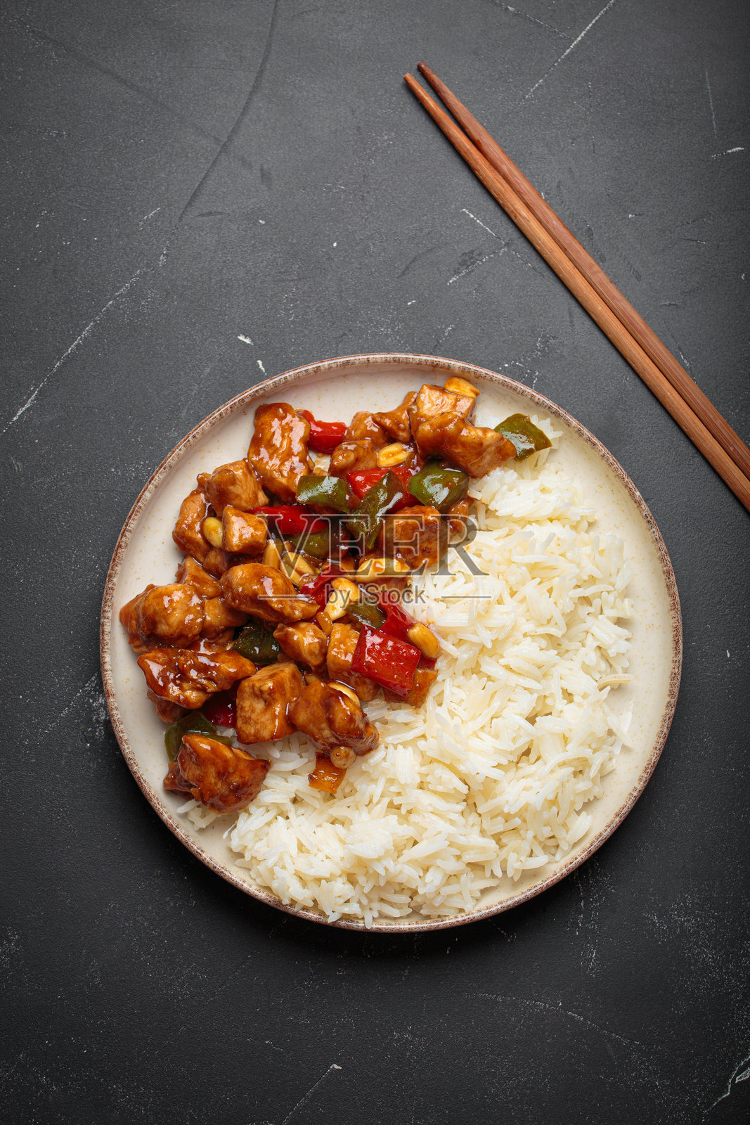 俯视图的宫保鸡丁,配有花生和米饭,传统中餐照片摄影图片