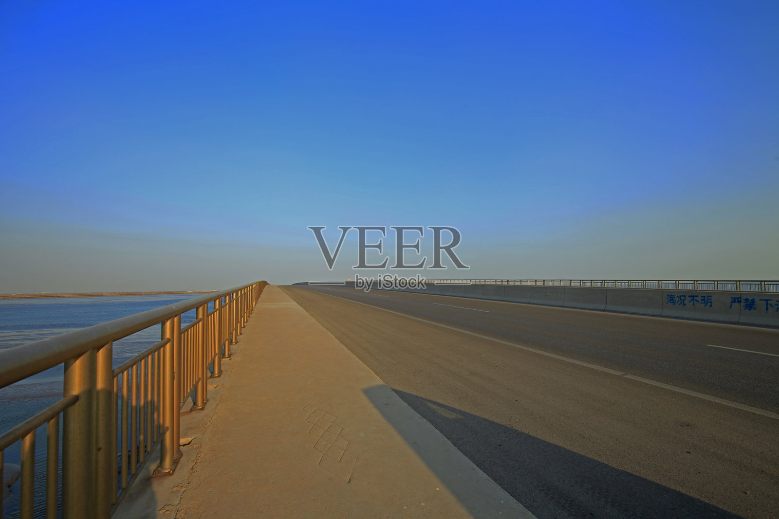 高速公路,蓝天作为背景照片摄影图片