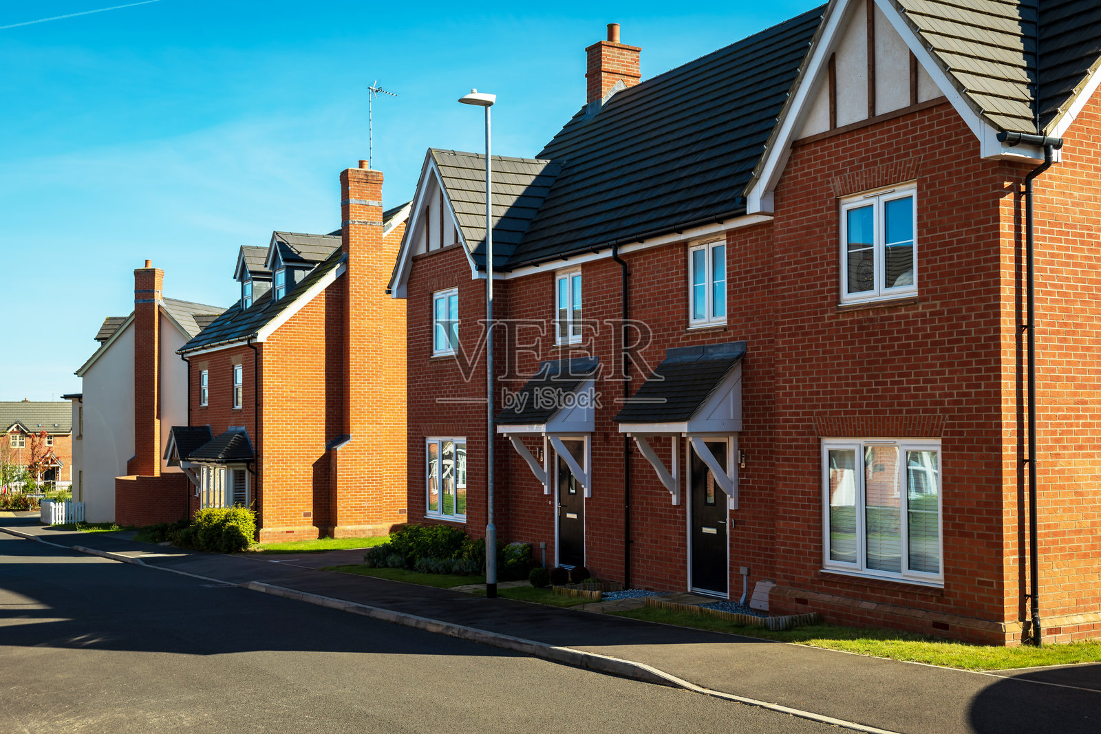 英国家庭住宅区内的传统独立住宅照片摄影图片