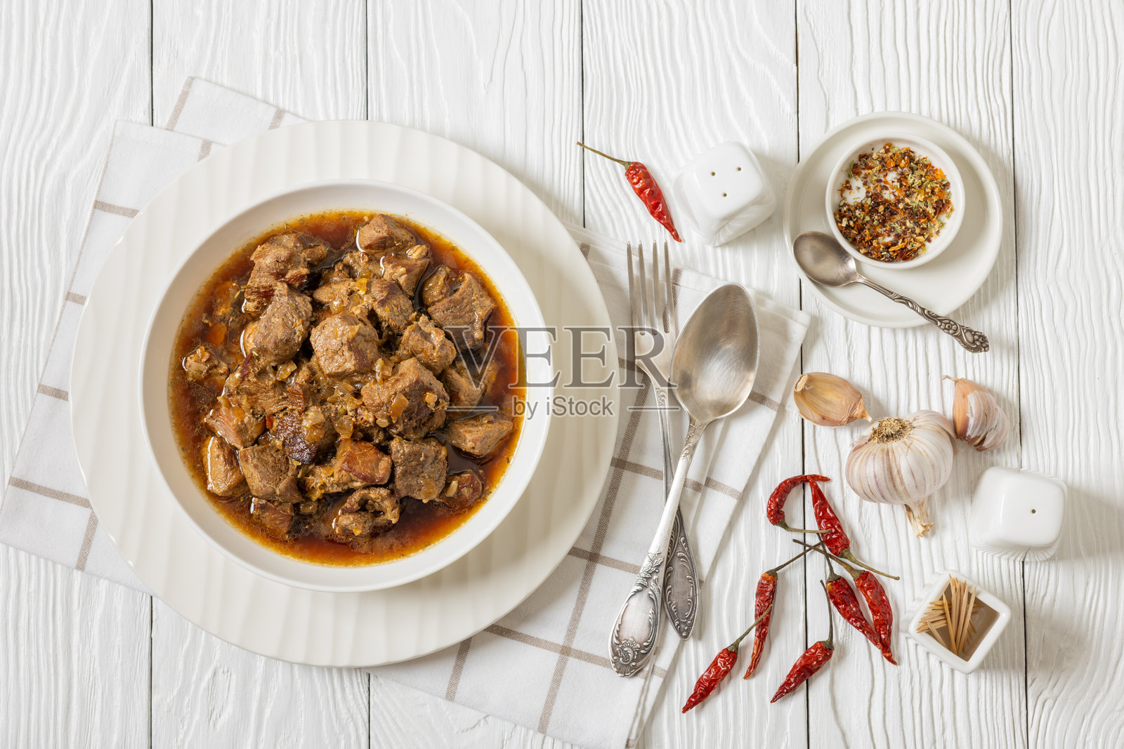 白碗中的啤酒炖猪肉炖菜照片摄影图片