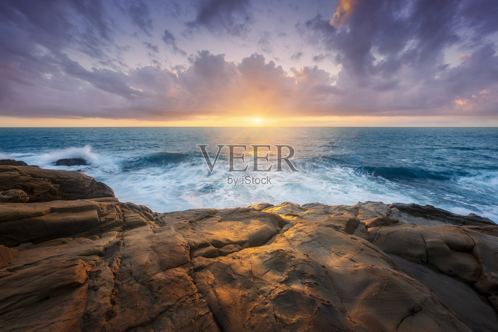 意大利托斯卡纳的罗米托沙岩在日落时的暴风雨中。照片摄影图片