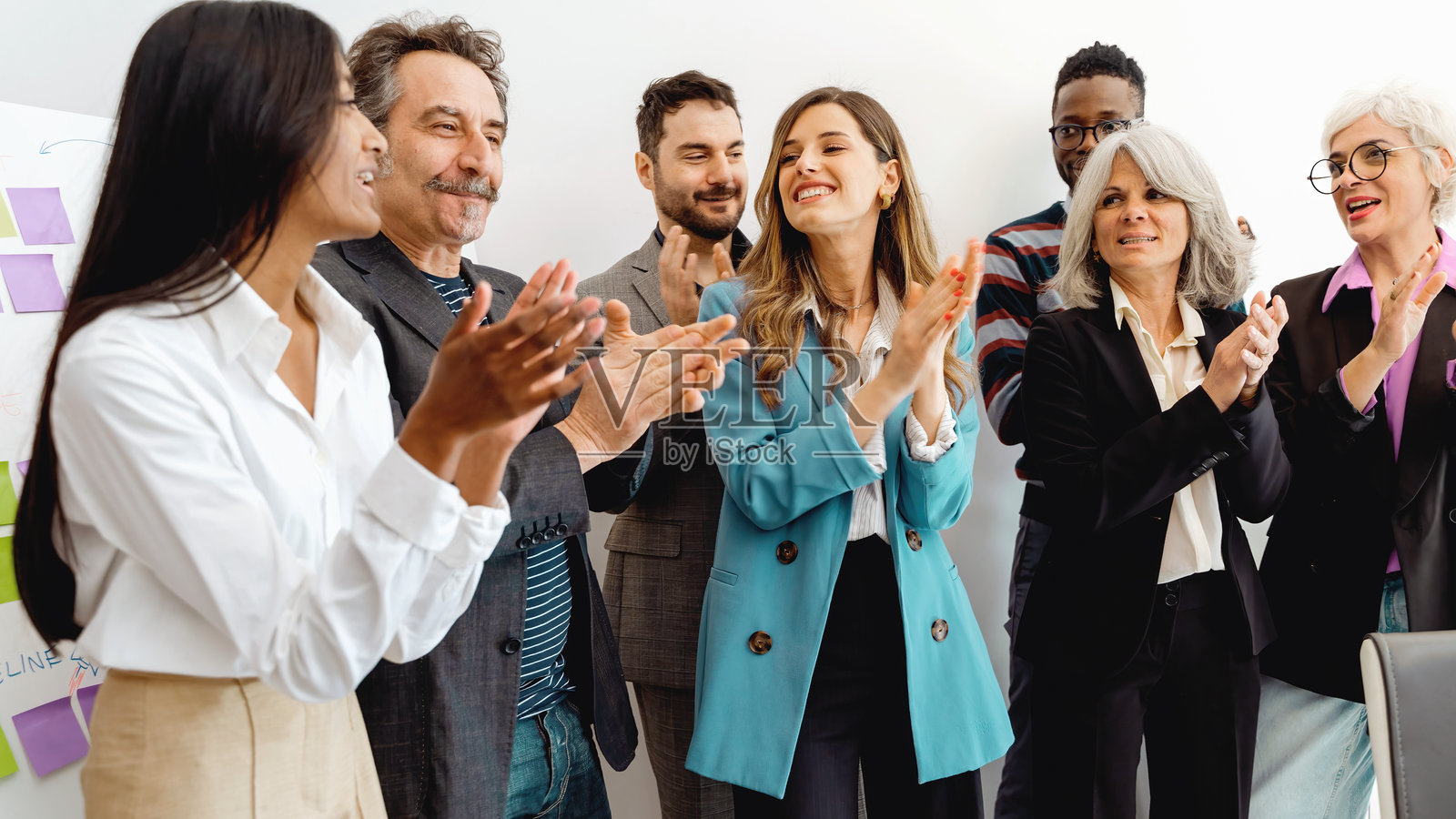 多元化商业团队庆祝 - 企业团队鼓掌和专业庆祝活动照片摄影图片