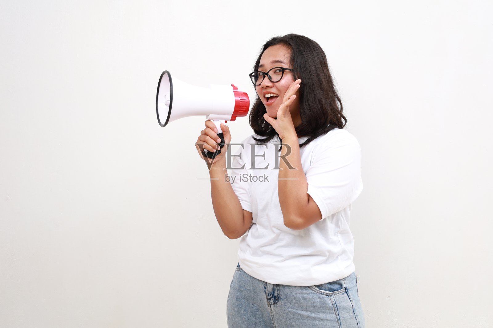 一名亚洲女性双手拿着扩音器大声尖叫照片摄影图片