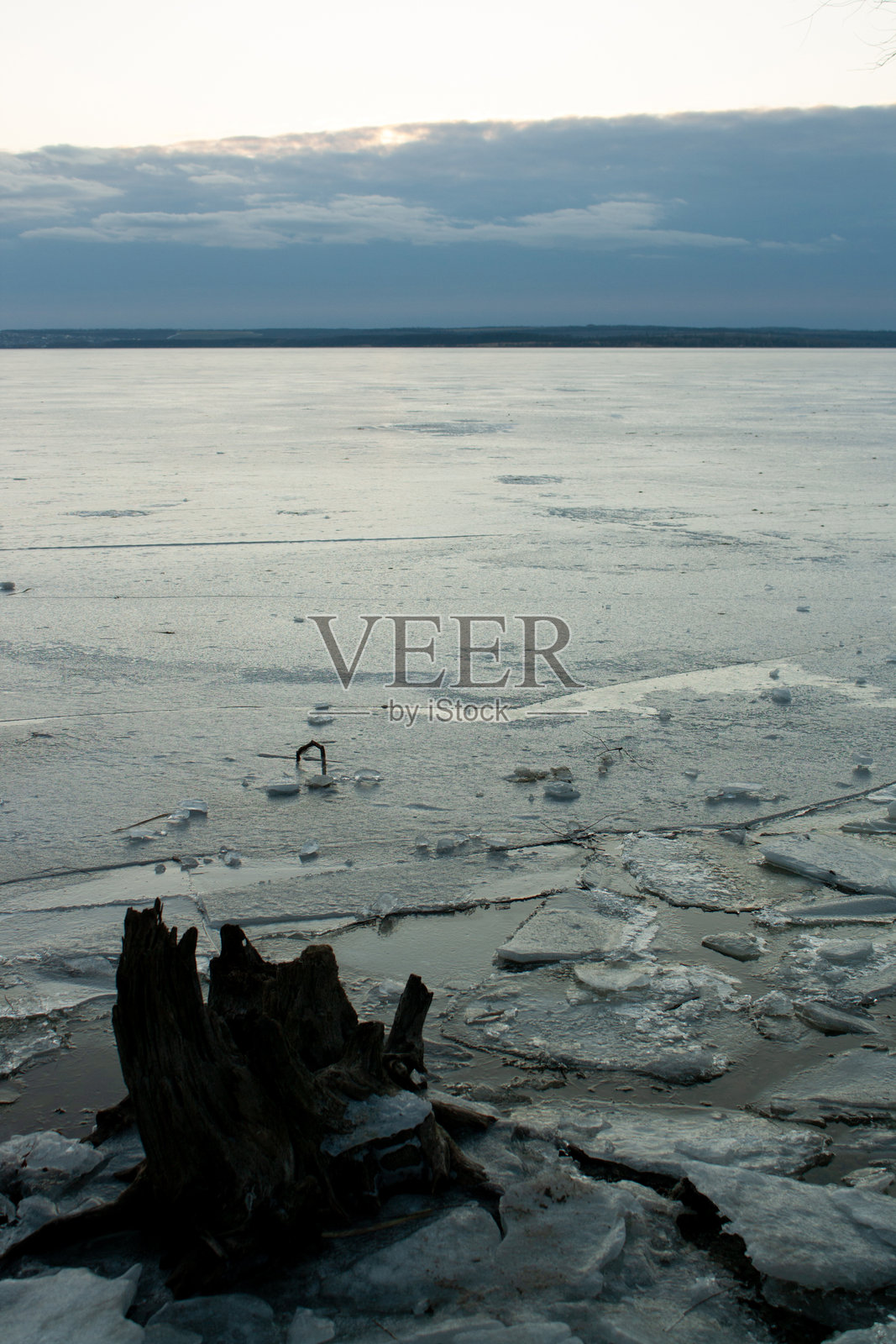 一个有冰的湖泊和背景中有湖泊的田野照片摄影图片