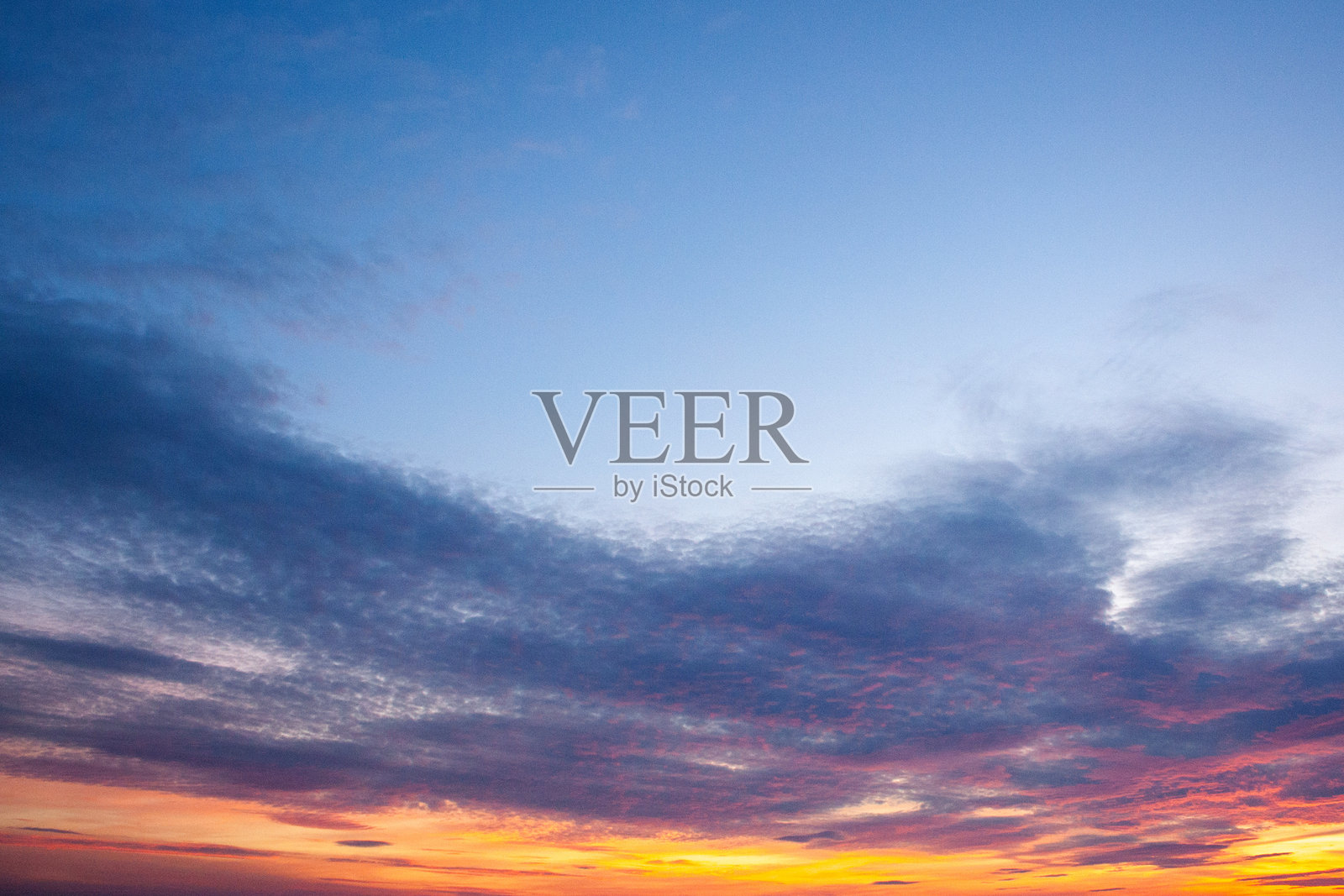 五彩斑斓的天空,夕阳在云后落下照片摄影图片