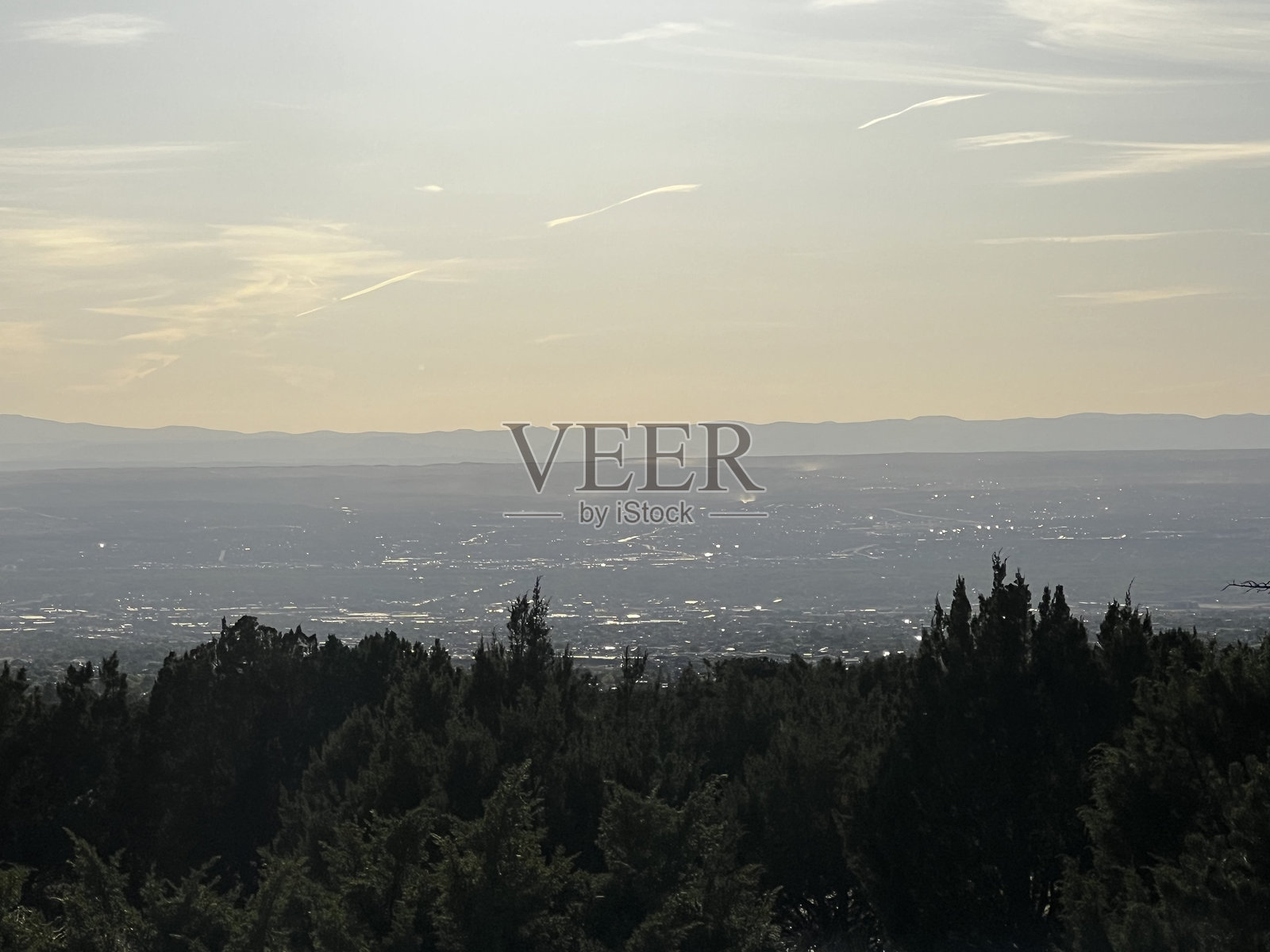 远处城市与山脉的美丽景色照片摄影图片