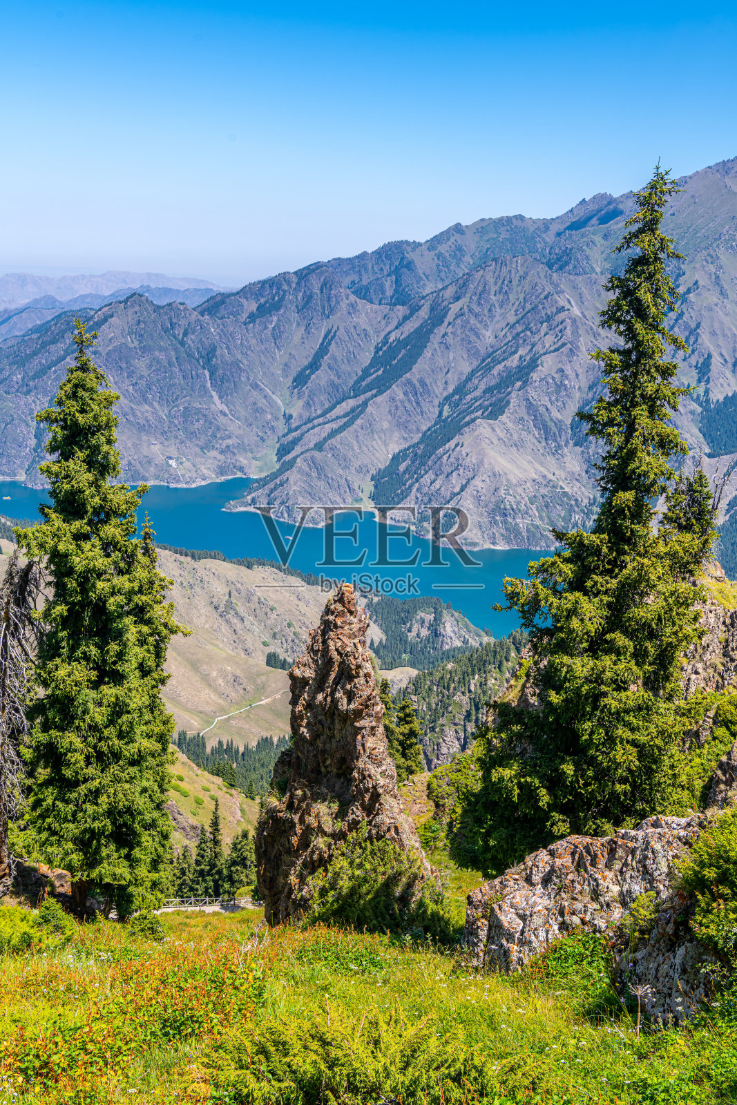 从天山的顶端俯瞰新疆天池的自然风光。照片摄影图片