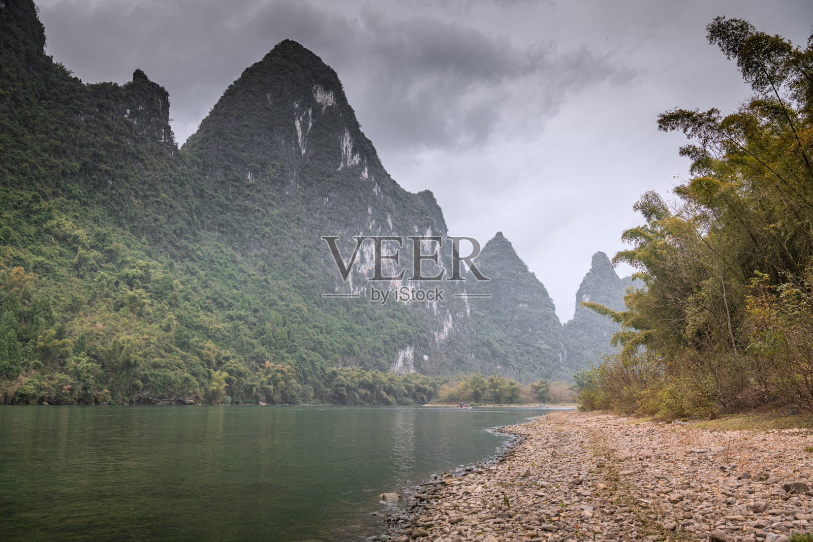 中国桂林兴坪的漓江岸边照片摄影图片