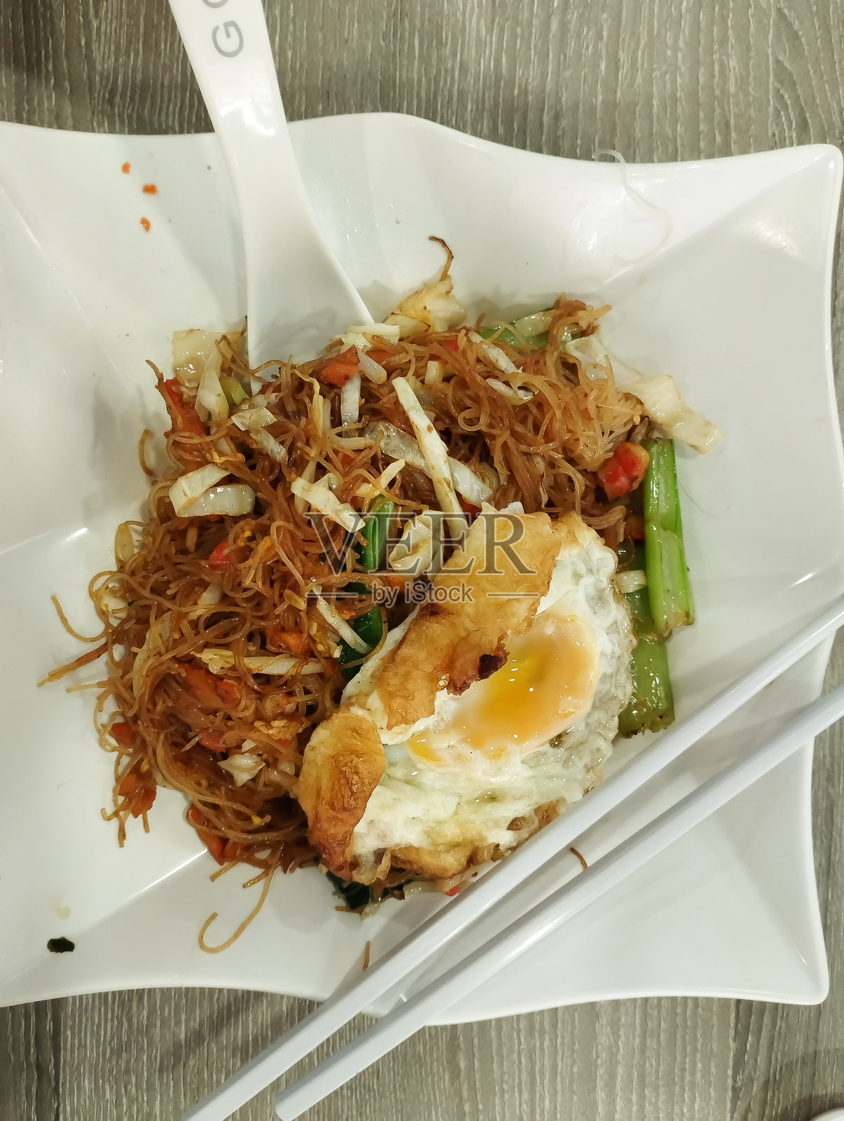 新加坡炒米粉,上面放着煎蛋照片摄影图片