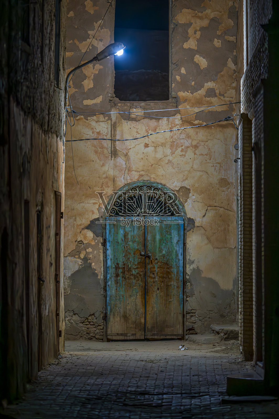 托泽尔老城区的夜晚街道照片摄影图片