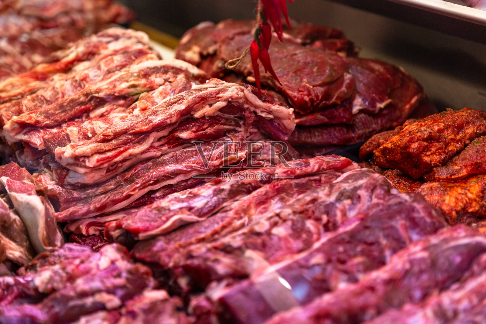 肉店里展示的大量羊肉。照片摄影图片