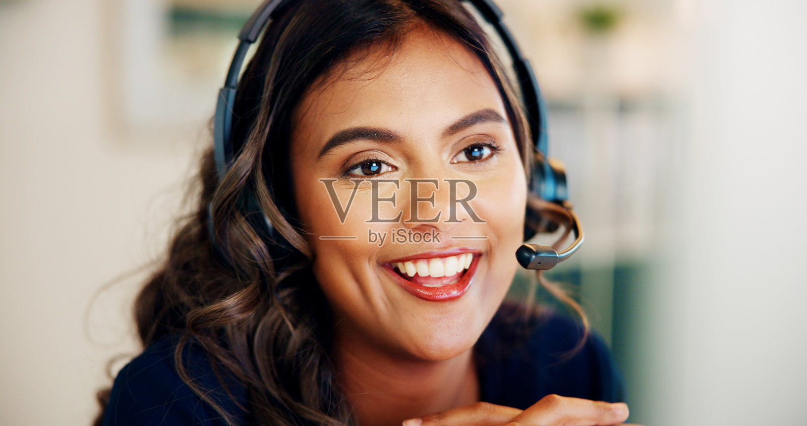 电信,代理或快乐的女性在呼叫中心使用电脑进行咨询、解决方案或贷款建议。耳机,面孔或印度虚拟助手进行电话营销销售或在线沟通。照片摄影图片