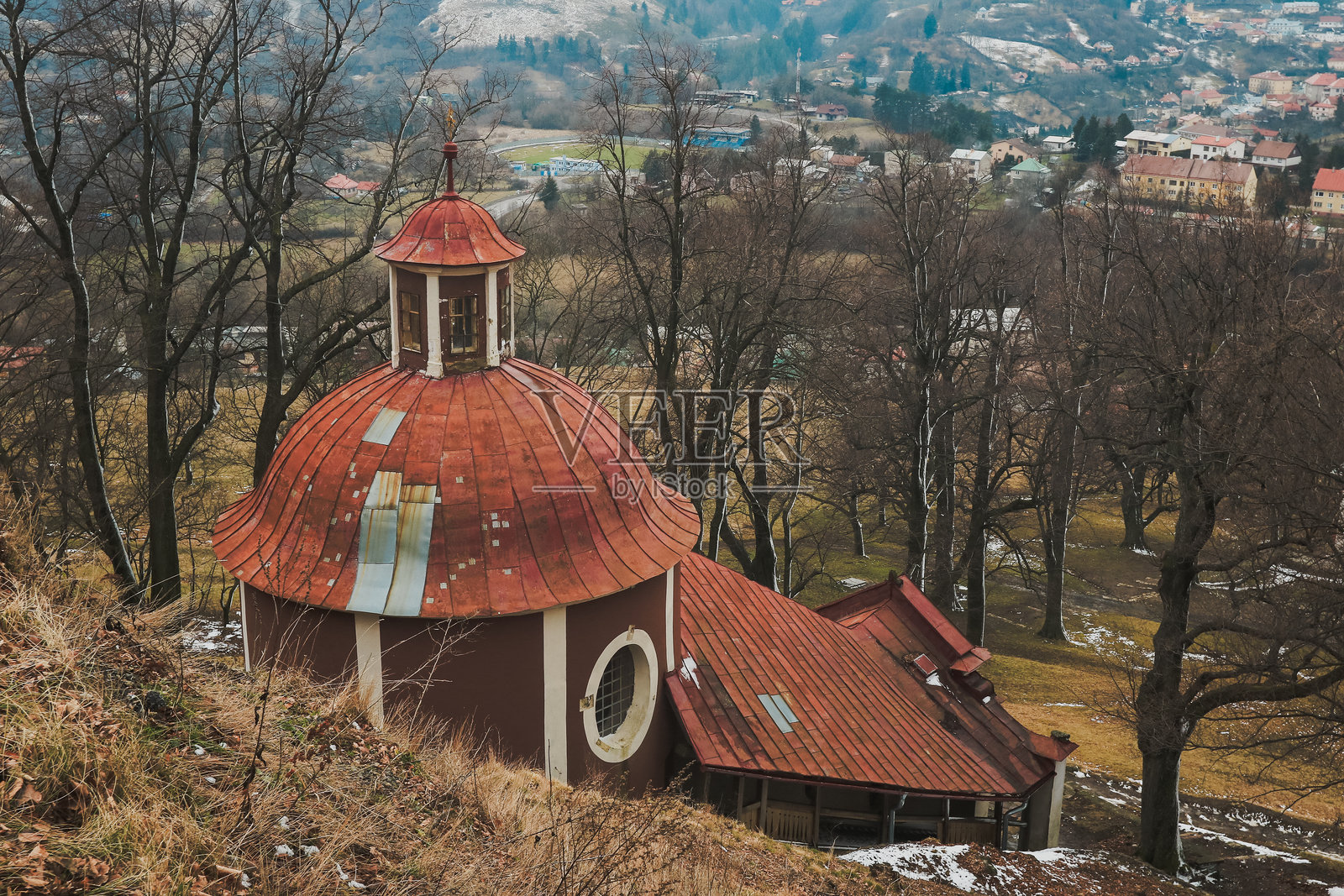 斯洛伐克班斯卡施蒂亚夫尼察山坡上的十字架结构,静谧的冬日景象照片摄影图片