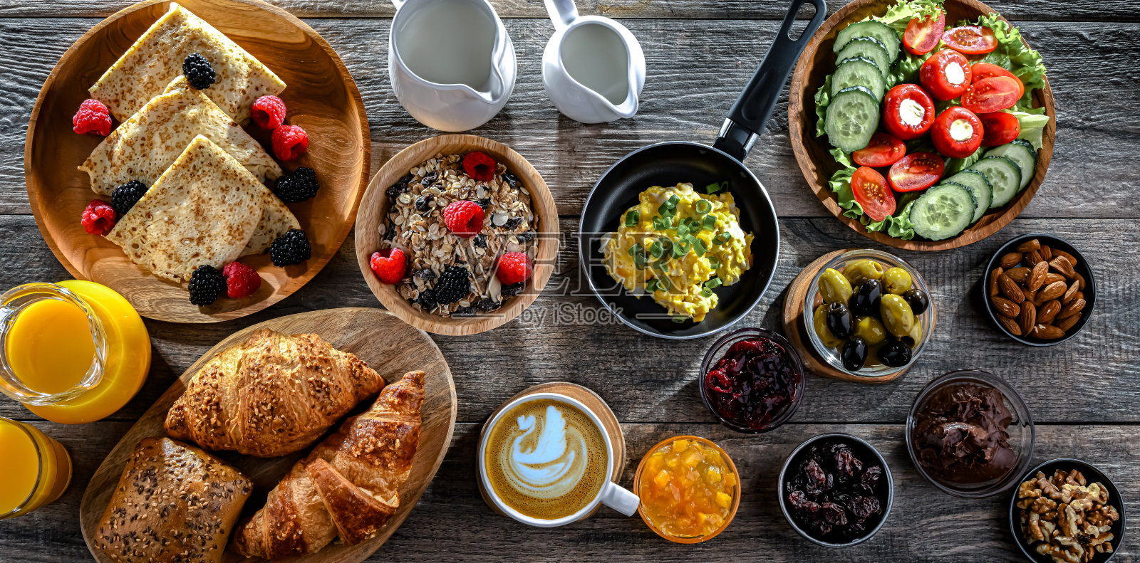 早餐配有咖啡、鸡蛋、谷物和可颂面包照片摄影图片
