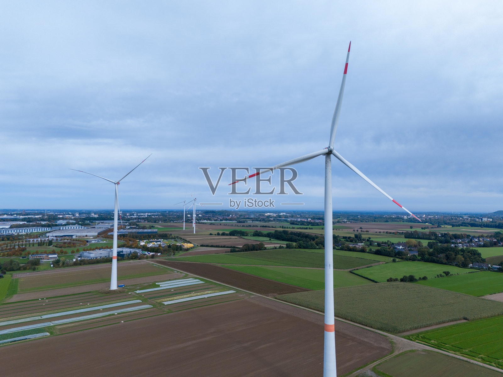 无人机航拍,农场环境中的风力涡轮机照片摄影图片