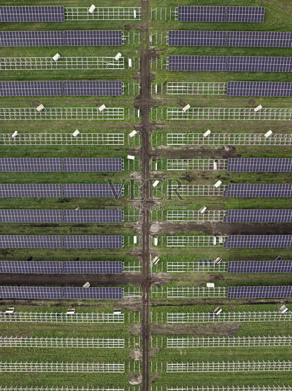 新太阳能发电站建设的鸟瞰图照片摄影图片