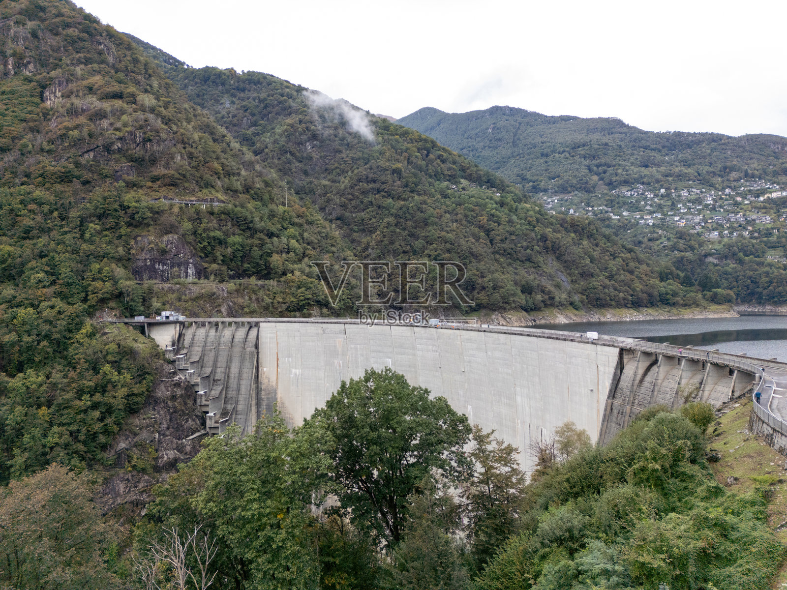 山中混凝土大坝的航拍,水电生产照片摄影图片