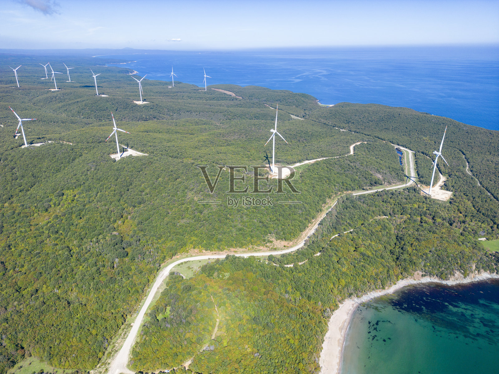 海边森林中的风力涡轮机鸟瞰图照片摄影图片
