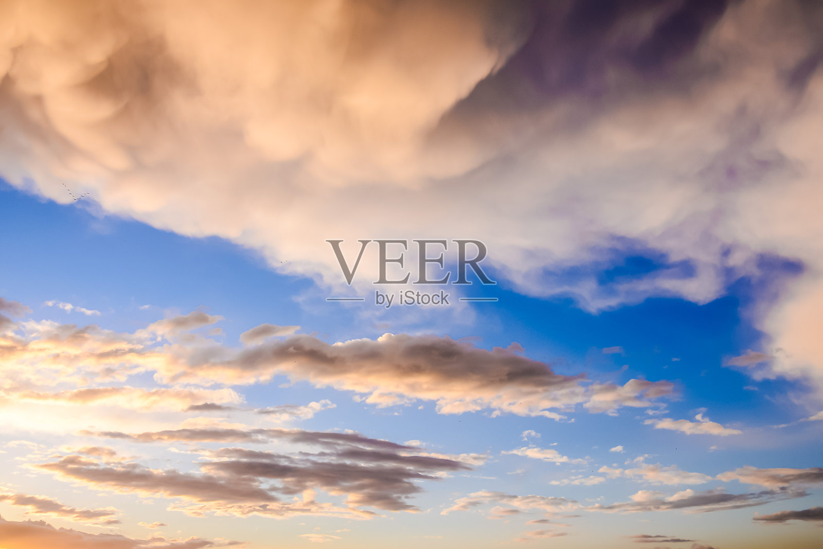 日落时分的彩色云彩照片摄影图片