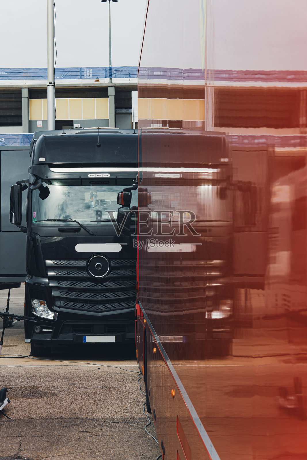 赛车运输卡车在维修区照片摄影图片