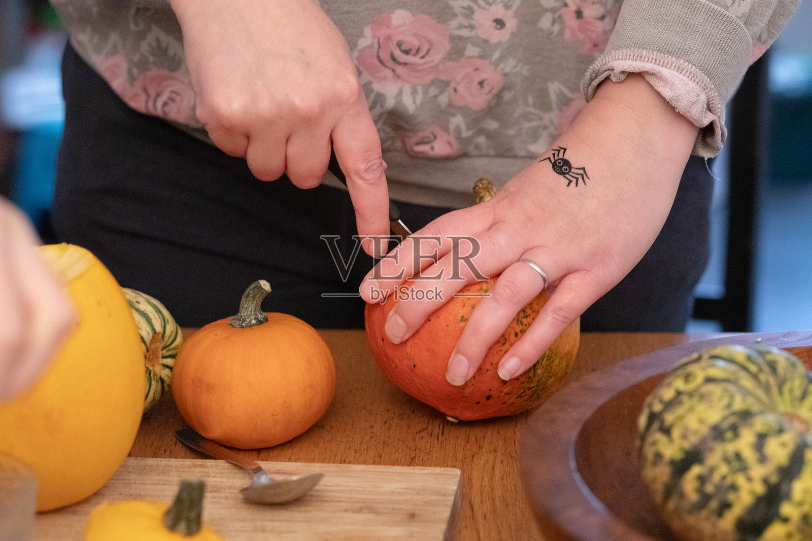 在家进行万圣节南瓜雕刻照片摄影图片