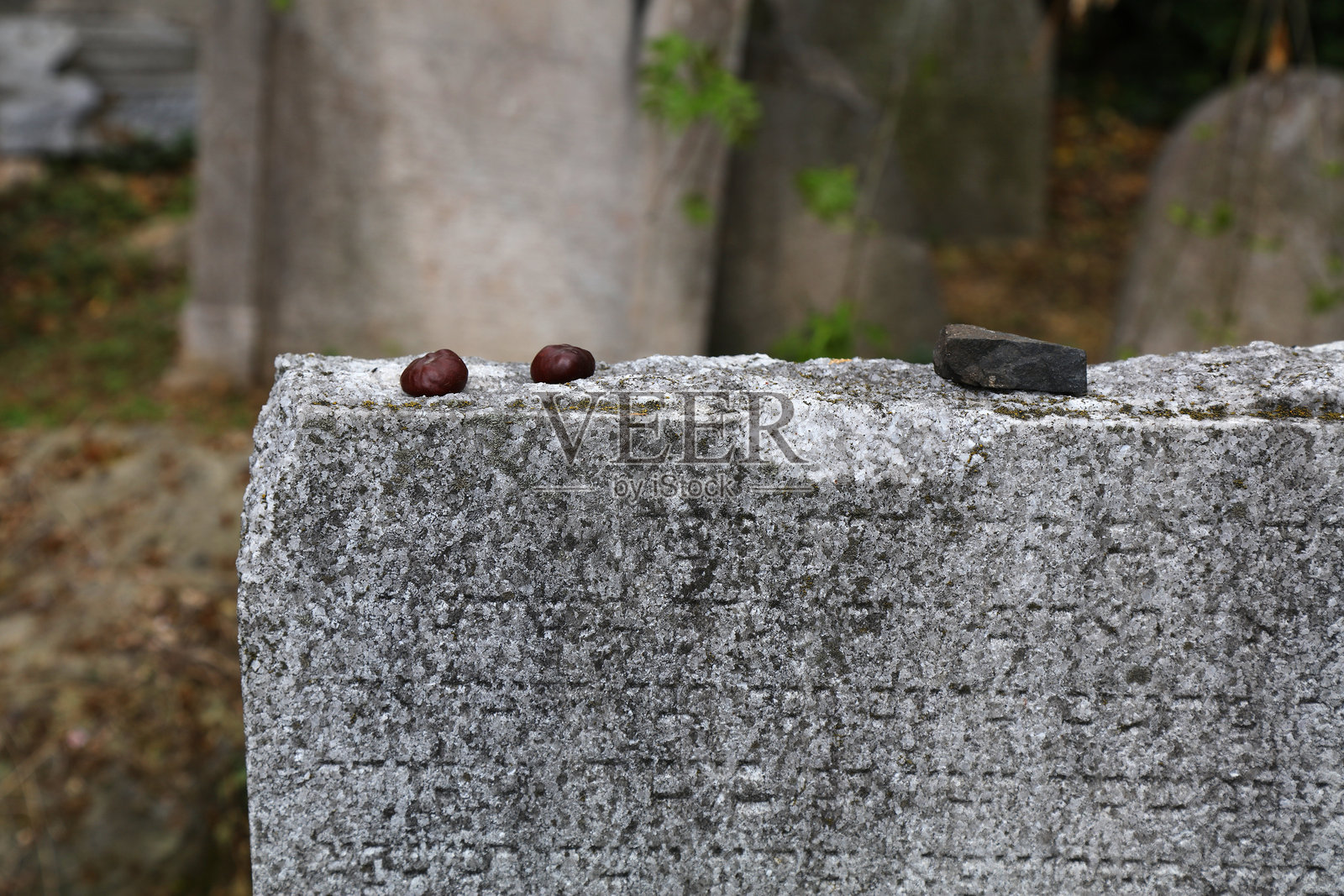 布拉格犹太公墓的访客石照片摄影图片
