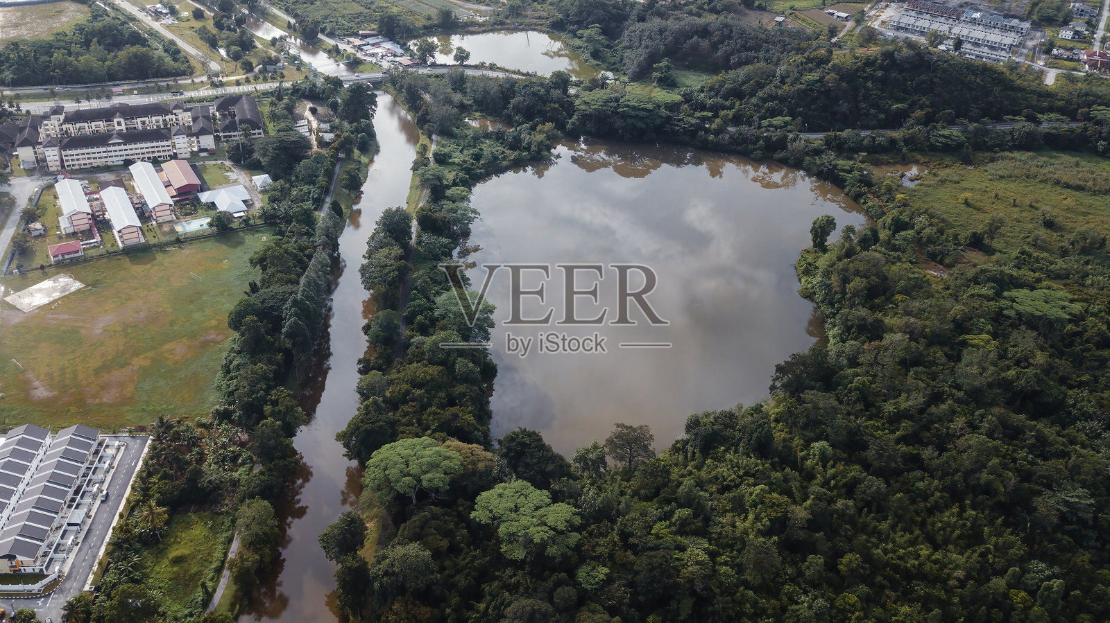 马来西亚溪流汇入水坝的空中视角照片摄影图片