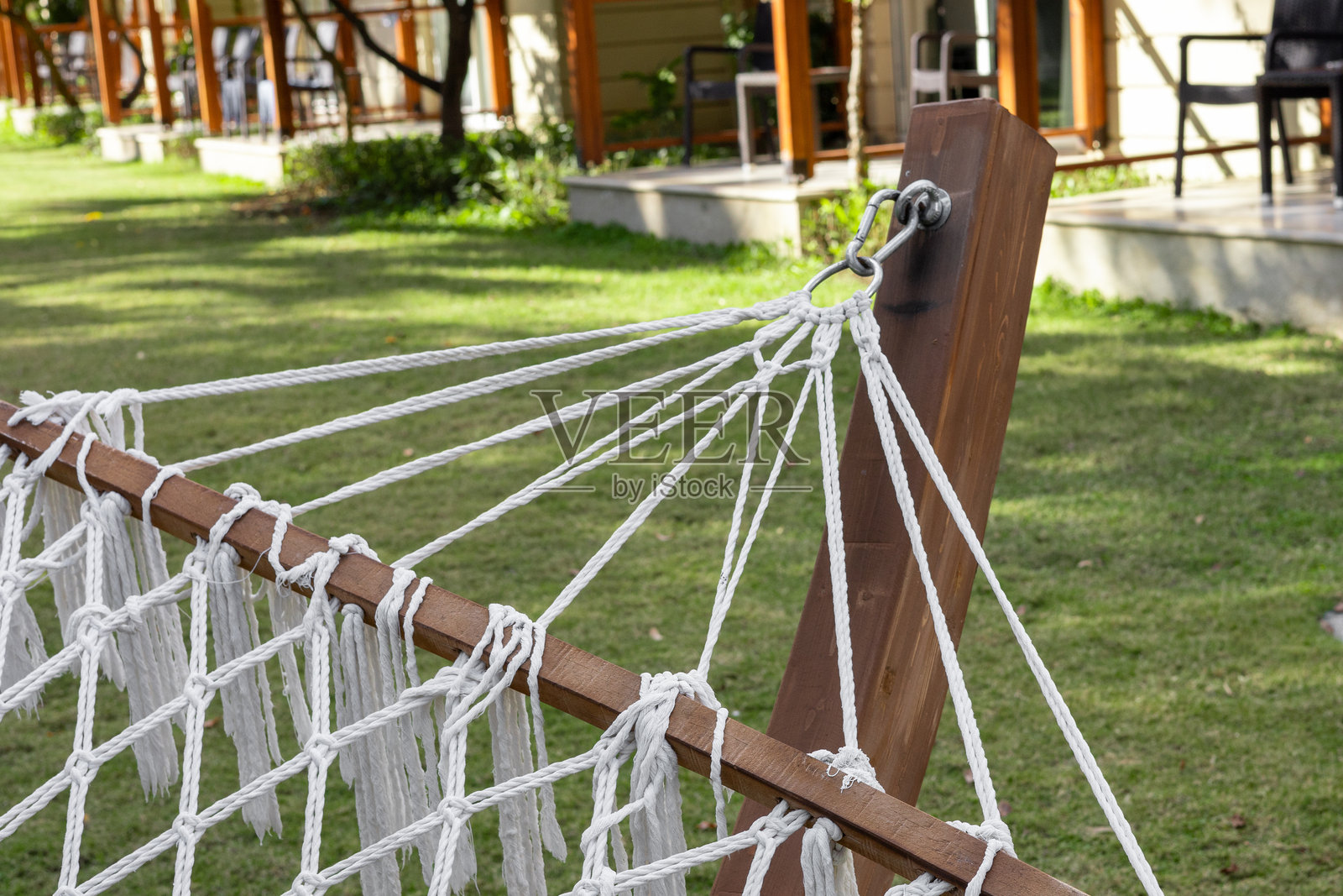 在土耳其一家酒店宁静花园区域内设置的放松吊床照片摄影图片
