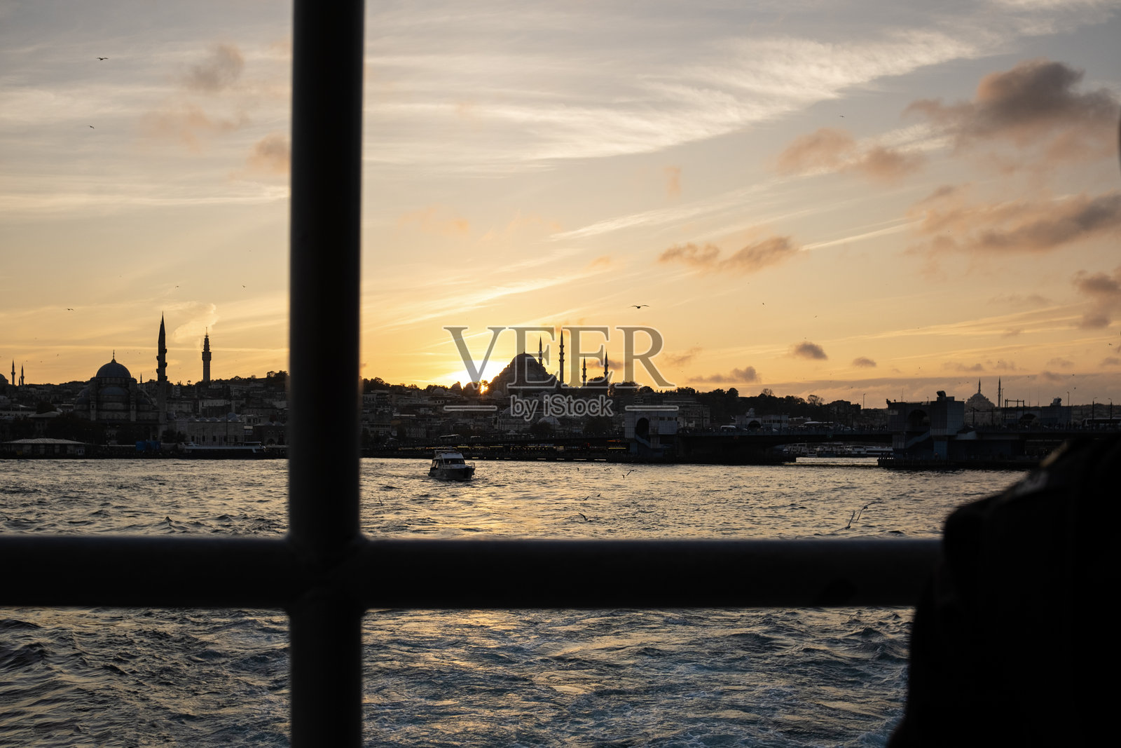 从渡轮上看日落时分的伊斯坦布尔市照片摄影图片
