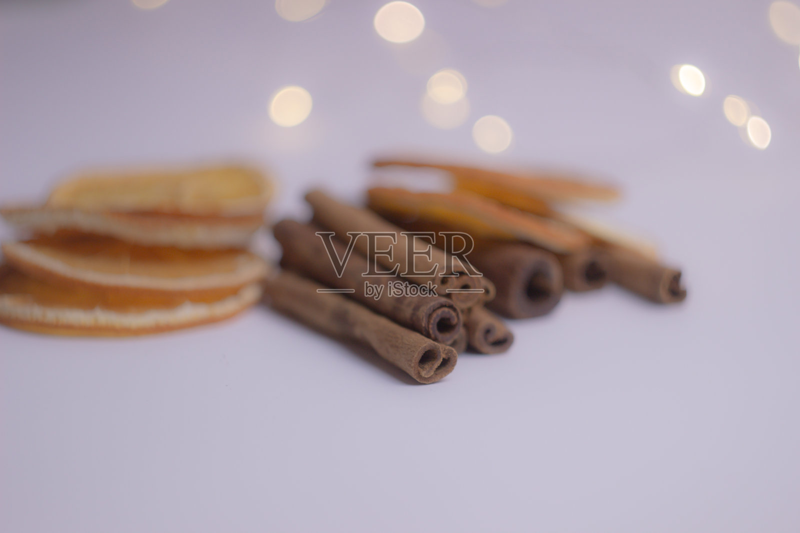 一杯茶。肉桂和橙子。照片摄影图片