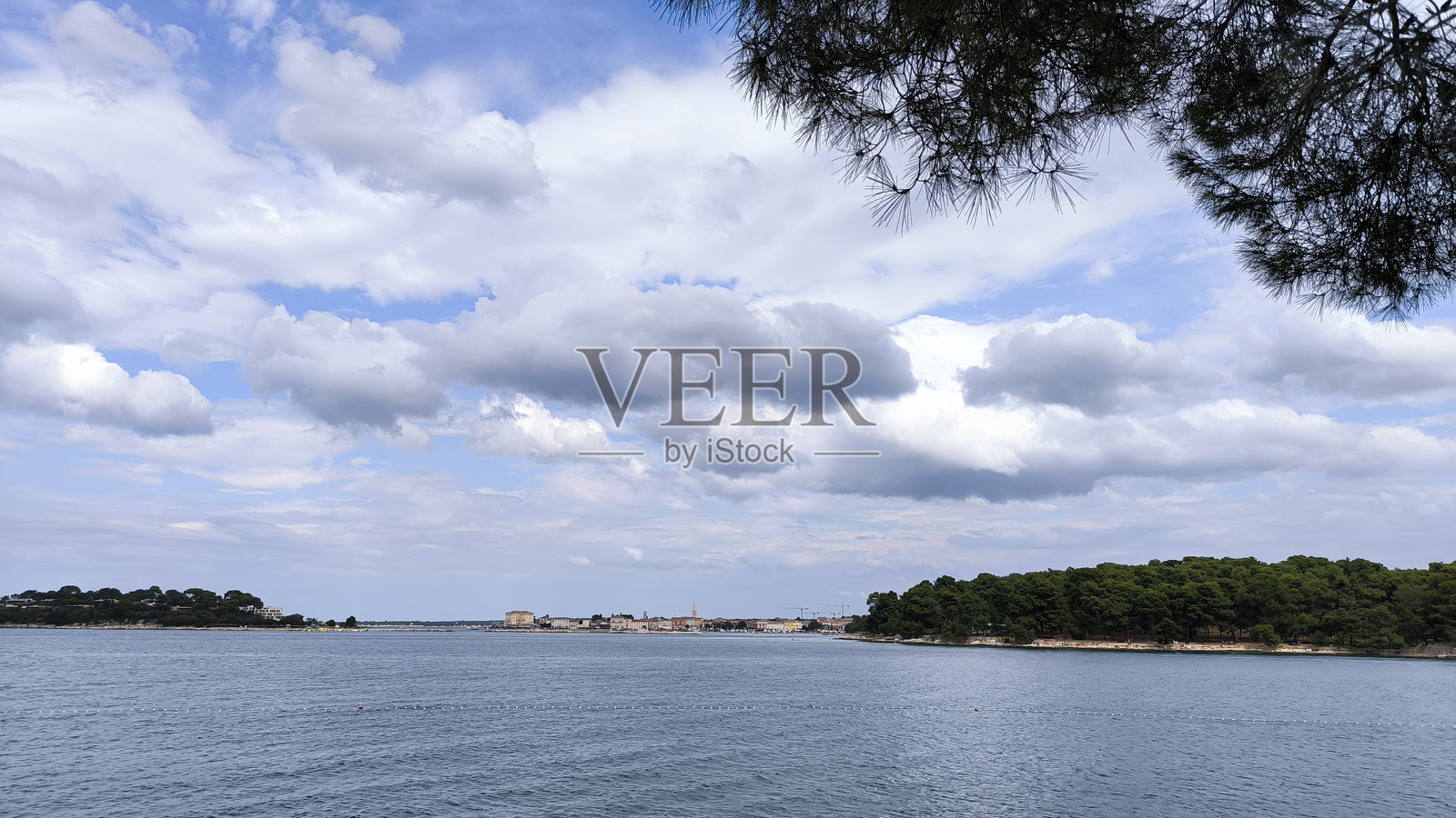 从海岸看到的波雷奇老城及其黄昏时分的狭窄街道照片摄影图片