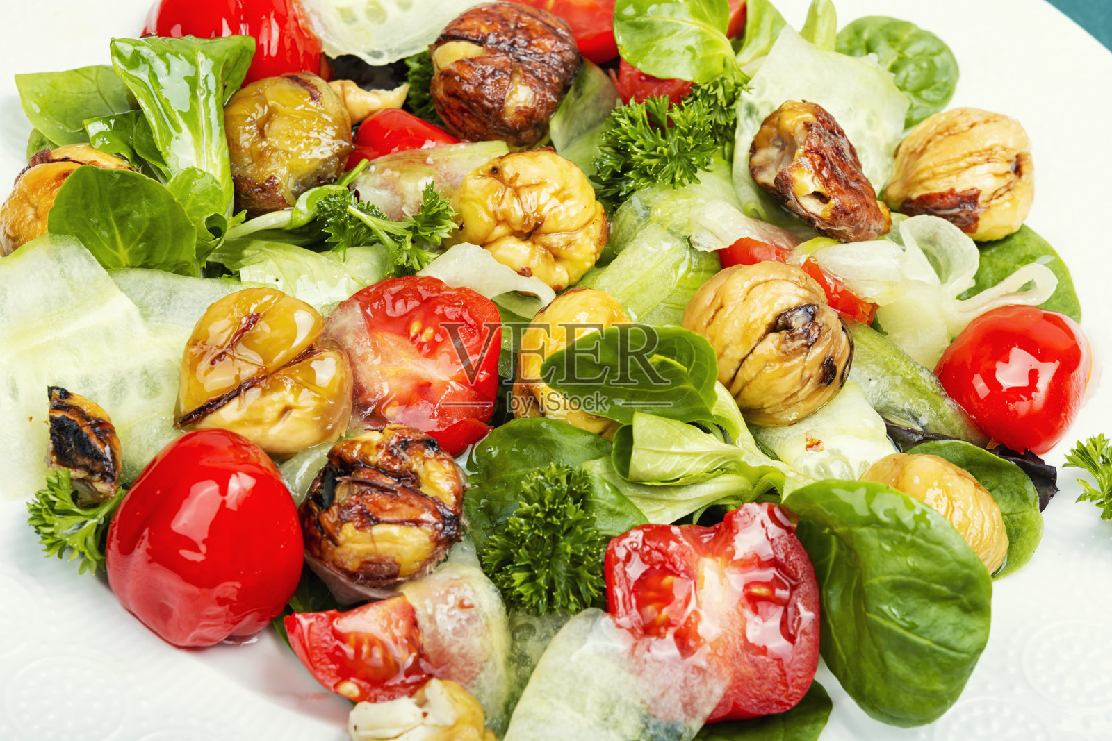 栗子蔬菜沙拉。照片摄影图片